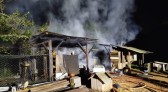 Incêndio destrói galpão e mobiliza bombeiros durante a madrugada