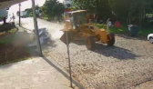 Pneu de patrola estoura no meio da rua e destrói carro