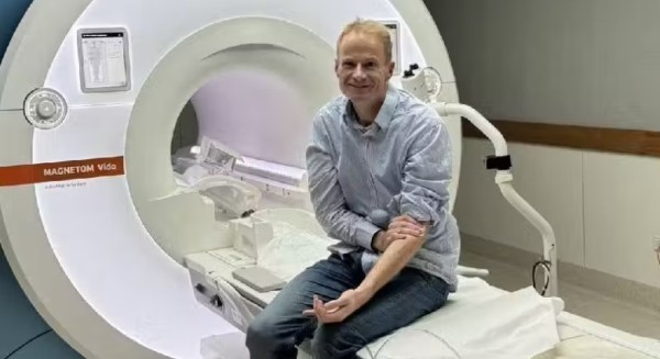 Médico com câncer incurável no cérebro cria o próprio tratamento e está livre da doença