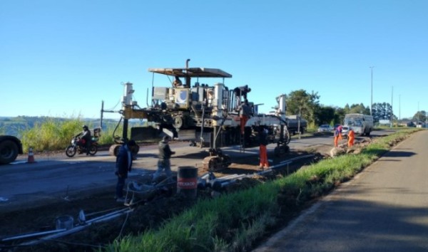Máquina de concretagem é posicionada para início dos trabalhos em mais um trecho da BR 163
