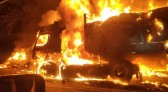 Motorista morre carbonizado após carro colidir contra caminhão e pegar fogo