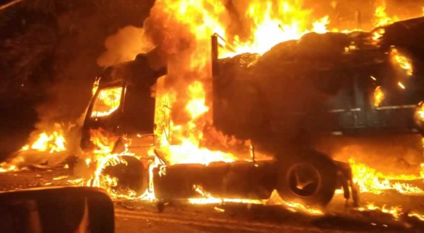 Motorista morre carbonizado após carro colidir contra caminhão e pegar fogo