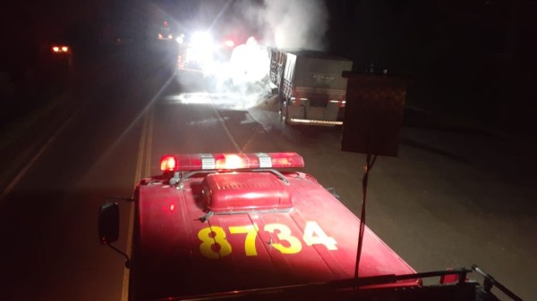 Incêndio em carreta bitrem na BR-280 mobiliza equipe do Corpo de Bombeiros