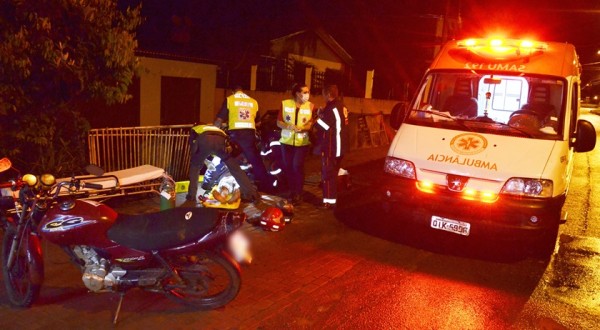 Homem sofre queda de moto e fica ferido na Avenida Arnaldo Busatto