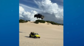 Caminhonete “voa” em duna e passa por cima de buggy com pessoas no Ceará