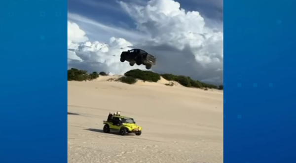Caminhonete “voa” em duna e passa por cima de buggy com pessoas no Ceará