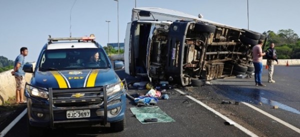 Viaduto de acesso à BR-480 é interditado após tombamento de caminhão