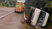 Motorista é socorrido com ferimentos após furgão sair da pista na BR-153