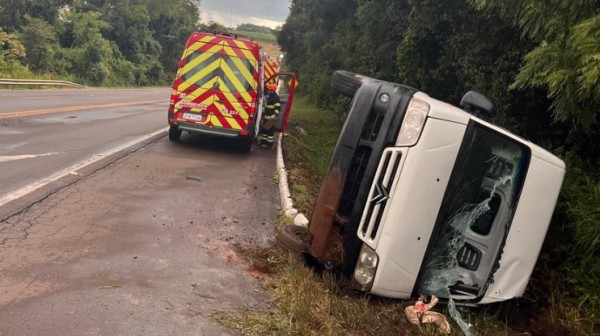 Motorista é socorrido com ferimentos após furgão sair da pista na BR-153