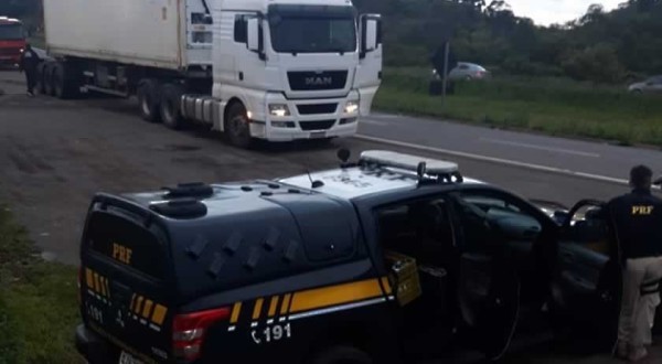 PRF flagra mais de 15 toneladas de excesso em bitrem na BR 282
