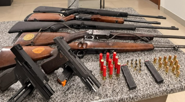 Homem aponta arma para policial, ameaça vizinhos e acaba preso em SC