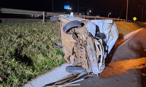 Motorista sofre perda de memória após capotamento na Via Periférica