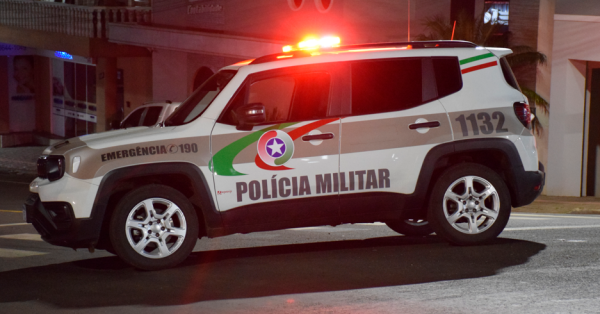 Mulher quebra janelas de casa após ordem de despejo