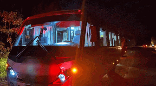 Micro-ônibus de Pinhalzinho se envolve em acidente