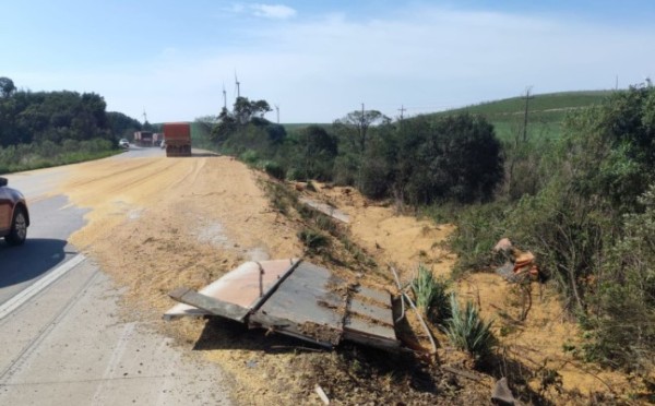 Caminhão carregado com soja tomba na rodovia PR-280