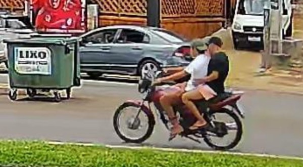 Motocicleta é furtada em plena luz do dia por dois homens