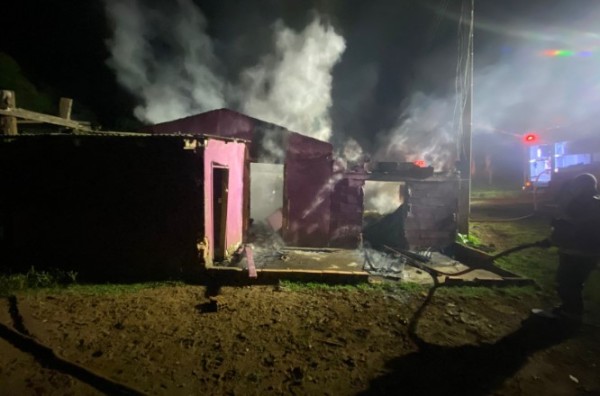 Residência é consumida por incêndio no interior