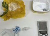 Homem com mandado em aberto é preso em flagrante com cocaína