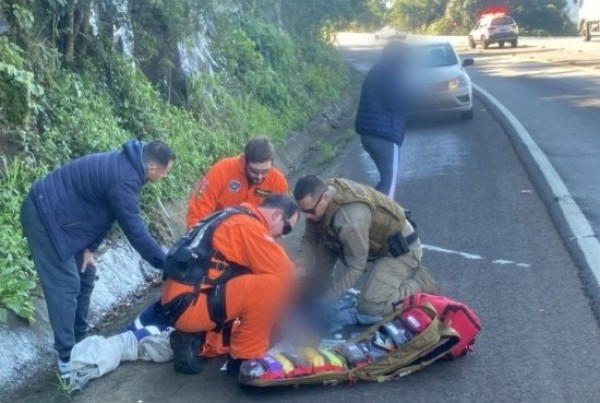 Motorista pula de caminhão em movimento na SC-480 e fica gravemente ferido