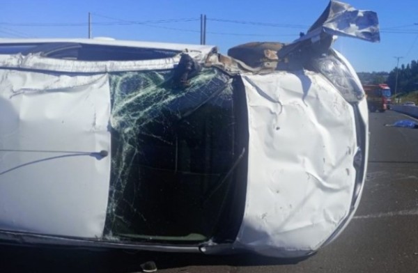 Mulher morre após ser ejetada do carro em capotamento; vítima estava sem cinto