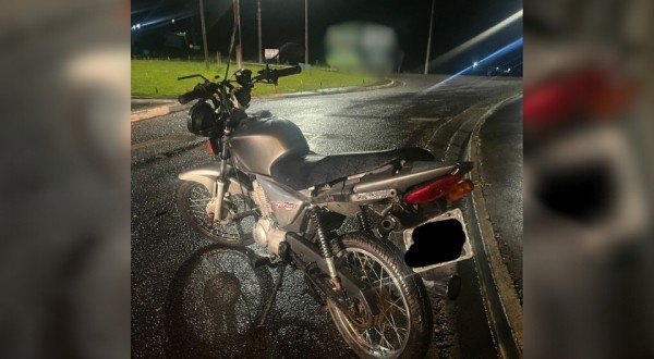 Jovem fica ferido após queda de motocicleta na via periférica