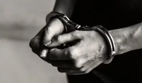 Mulher é presa após ameaçar família com faca e manter vítimas em cárcere privado