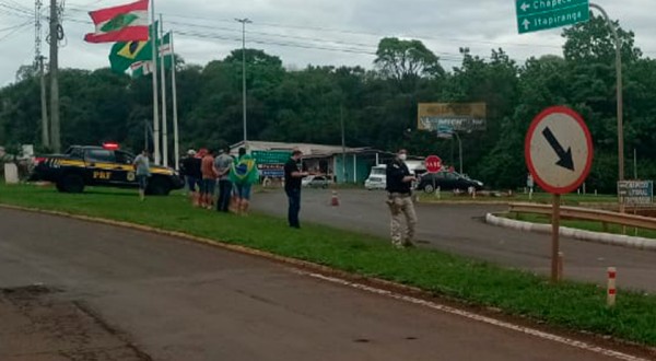 Caminhoneiros fazem manifestação no trevo de São Miguel do Oeste