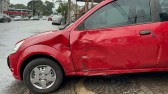 Colisão entre duas motos e um carro deixa motociclista ferido no bairro Cango