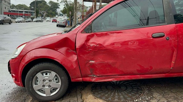Colisão entre duas motos e um carro deixa motociclista ferido no bairro Cango