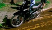Condutora de motocicleta sofre ferimentos em colisão com caminhonete