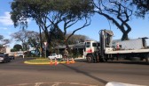 Veículo colide com poste e danifica câmera de segurança em Avenida