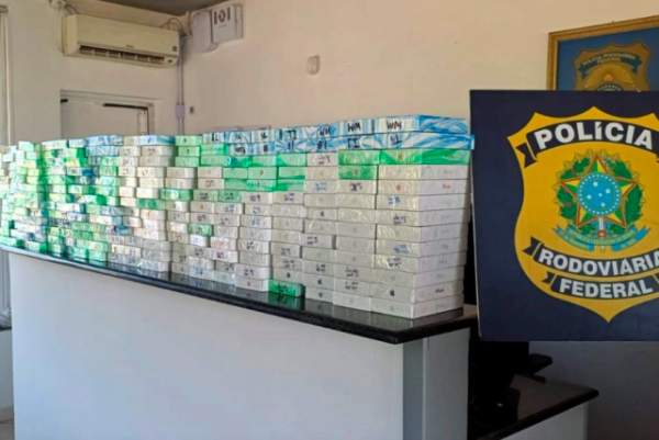 PRF apreende carga milionária de iPhones escondidos em carro em SC