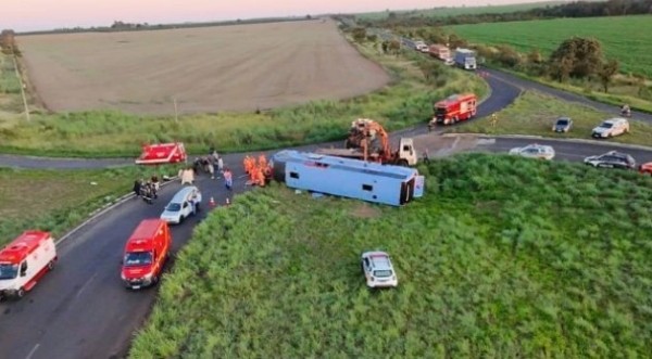 Capotamento de ônibus deixa 10 mortos e 16 feridos no interior de Minas Gerais