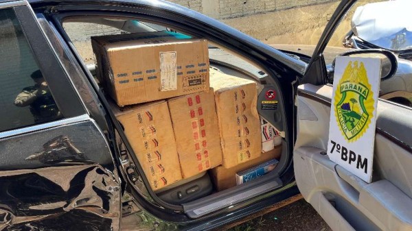 PM apreende dois carros carregados com cigarros contrabandeados no noroeste do Paraná