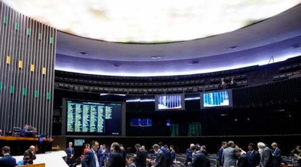 Câmara aprova aumento de salários a presidente, vice, deputados e senadores
