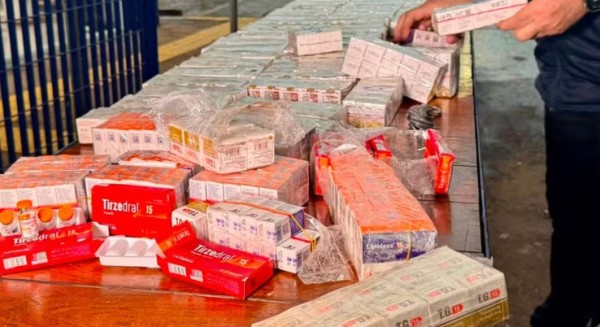 Motorista é preso com mais de 5,8 mil ampolas de remédios para emagrecimento escondidas em fundo falso