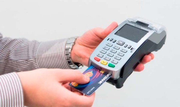 Juros do cartão de crédito passam de 400% ao ano