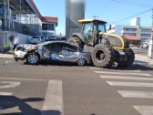 Trator desgovernado colide com carro estacionado