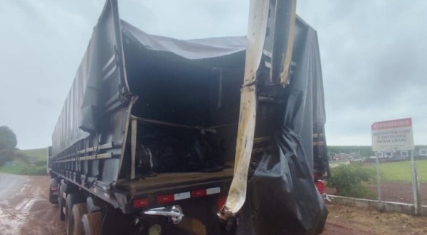 Caminhões colidem no Oeste de SC e causam danos materiais
