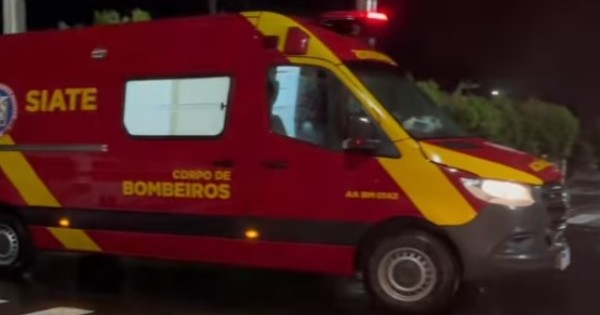 Condutora de motocicleta sofre ferimentos em colisão com automóvel