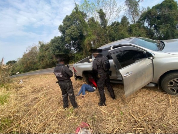 Homem com caminhonete roubada é preso durante perseguição no Oeste