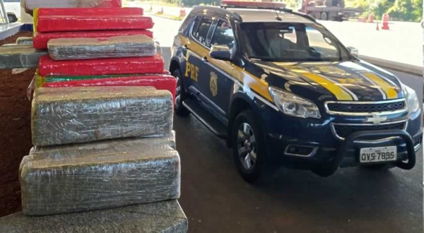 Polícia apreende mais de 90 kg de maconha em porta-malas de carro na BR-282