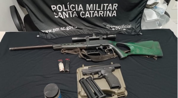 Homem é preso ao disparar arma de fogo no interior