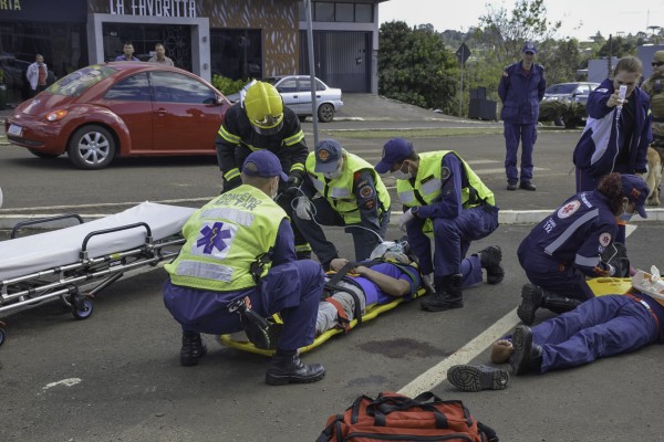 Forças de segurança simulam socorro para vítimas de acidente de trânsito com motocicleta na Av. Sete de Setembro