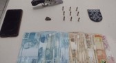 Homem foi flagrado com drogas, arma e munições em residência