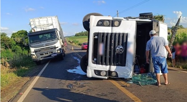 Caminhão tomba e motorista fica ferido na PR 281