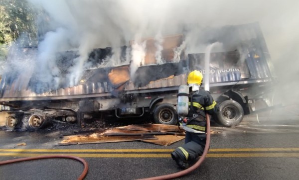 Bombeiros utilizam 80 mil litros de água para combater incêndio em carreta na BR-282