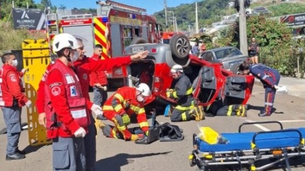 Mulher fica ferida em acidente no Dia do Trabalho