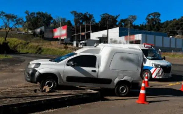 Fiorino sai da pista e fica presa em canteiro após motorista evitar colisão
