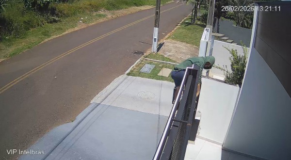 Criminosos invadem casas à luz do dia e ameaçam moradora